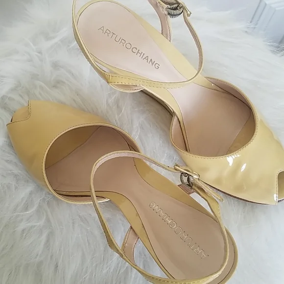 Butter yellow patent leather Arturo Chiang wedges - Picture 2 of 7